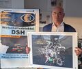 Wolfgang Hasenmaier in seinem Fellbacher Büro. In der Hand hält er ein Bild mit 162 Schlüsseln, die einem Mann geklaut wurden un Wolfgang Hasenmaier in seinem Fellbacher Büro. In der Hand hält er ein Bild mit 162 Schlüsseln, die einem Mann geklaut wurden und die der Detektiv wiederbeschafft hat.
