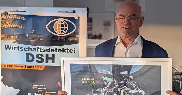 Wolfgang Hasenmaier in seinem Fellbacher Büro. In der Hand hält er ein Bild mit 162 Schlüsseln, die einem Mann geklaut wurden und die der Detektiv wiederbeschafft hat.
