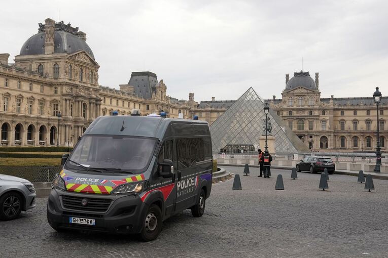 Raubüberfall auf Louvre in Paris