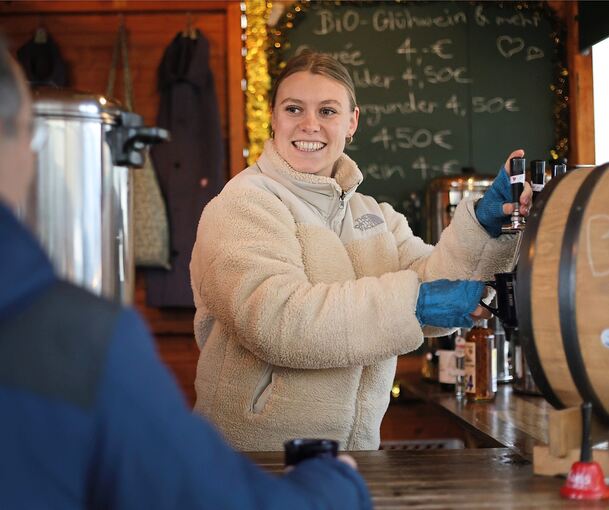 Am Stand der Weinmanufaktur Müller aus der Pfalz gibt es Glühwein für vier Euro pro Becher. Auf dem Foto schenkt Lilly Reiner das Heißgetränk aus.