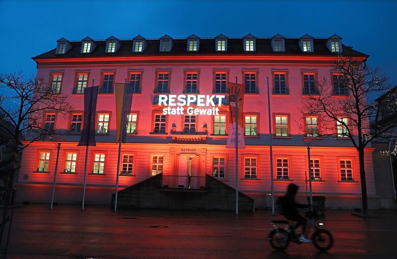 „Respekt statt Gewalt“: Eine Nacht lang leuchtet das Ludwigsburger Rathaus in Orange.