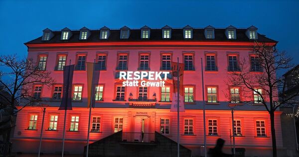 Mahnung in Orange: Gemeinsames Zeichen gegen Gewalt an Frauen