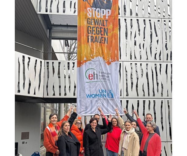 An der Evangelischen Hochschule wurde von den Gleichstellungsbeauftragten der Hochschulen und Akademien mit den Stabstellen von Stadt und Kreis auf dem Campus die orangefarbene Fahne gehisst.