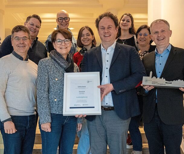 Oberbürgermeister Matthias Knecht gratuliert dem Ludwigsburger Innenstadtverein zur Auszeichnung.