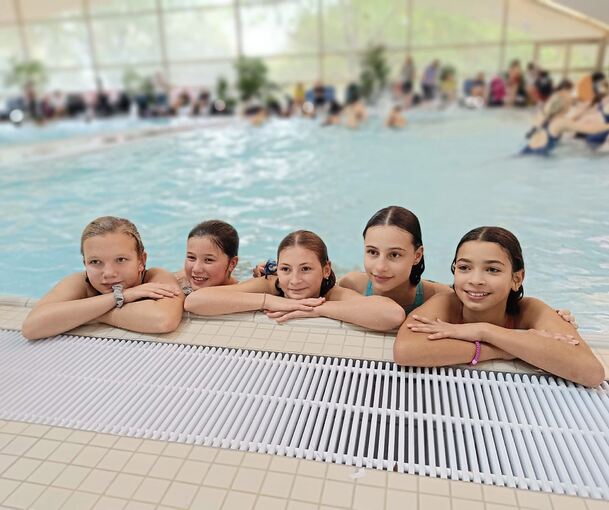 Die erfolgreichen Schwimmerinnen (von links) Hana-Sophie Braun, Simona Wrobel ,Charlotte Janzen, Ina Kaiser und Charlotte Boyd.