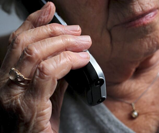 Ältere Menschen werden immer wieder von Betrügern am Telefon hinters Licht geführt.
