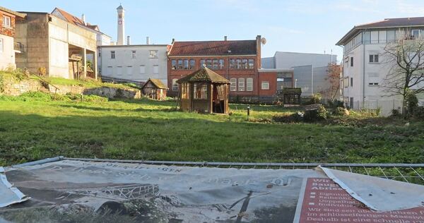 Ein Teil des Geländes „Quartier Am Ziegelgarten“ in Vaihingen vom Parkplatz des Kaufhauses Sämann aus gesehen.