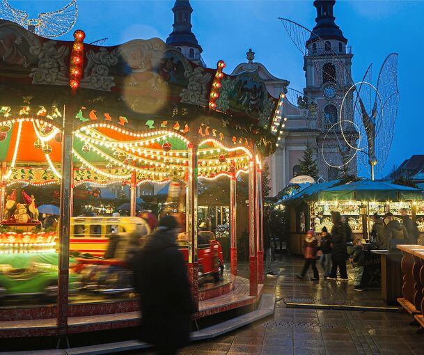 Bei der Eröffnung des Weihnachtsmarkts regnet es.