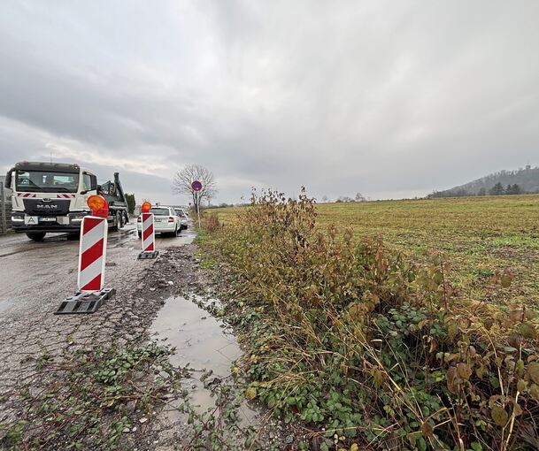 Sie hat ihre besten Zeiten längst gesehen: die Straße Lehenfeld in Asperg. Links, neben dem Lkw, liegt das Gewerbegebiet, rechts der Schanzacker mit dem Hohenasperg im Hintergrund.