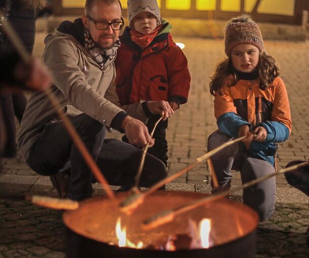 Beim Fest auf dem Kelterplatz können Kinder Stockbrot grillen. Den Teig gibt es kostenlos vom Historischen Verein.