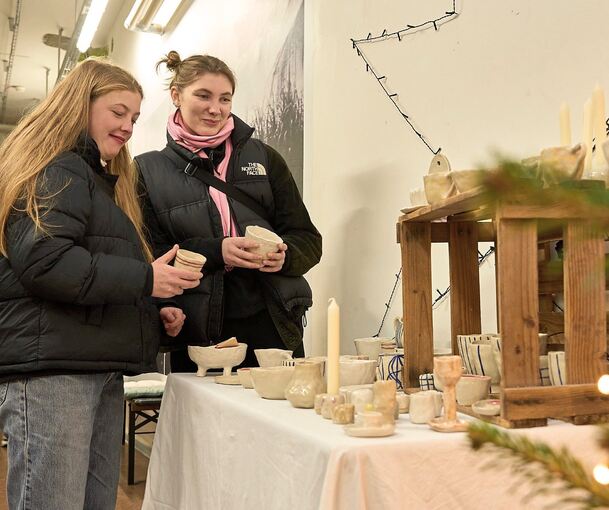Auch Keramik wird beim Adventsgedöns angeboten. Auch Keramik wird beim Adventsgedöns angeboten.
