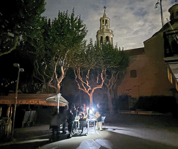 Menschen sitzen bei Taschenlampenlicht auf einem Platz in der spanischen Stadt Premià de Mar. Im April fiel auf der iberischen Halbinsel großflächig der Strom aus. Das könnte auch in Deutschland passieren.