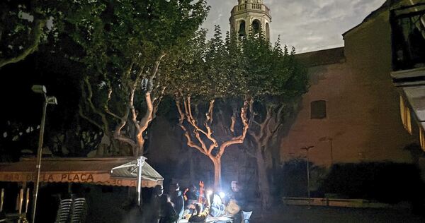 Menschen sitzen bei Taschenlampenlicht auf einem Platz in der spanischen Stadt Premià de Mar. Im April fiel auf der iberischen Halbinsel großflächig der Strom aus. Das könnte auch in Deutschland passieren.