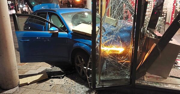 Audi-durchbricht-Glasfront-der-KSK-Filiale-in-Asperg