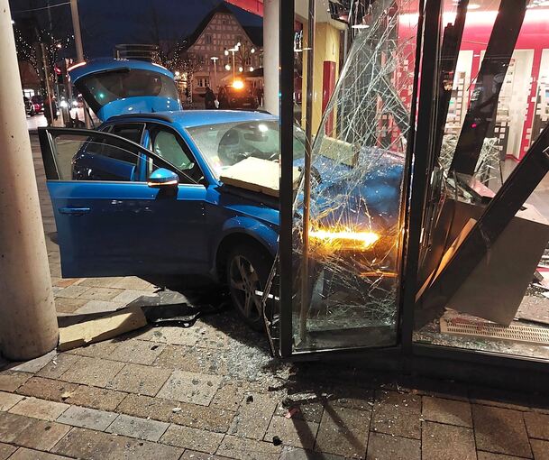 Der Audi krachte ungebremst in die Glasfront der KSK-Filiale am Asperger Marktplatz.