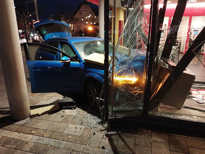 Auto durchbricht Scheibe einer Bankfiliale