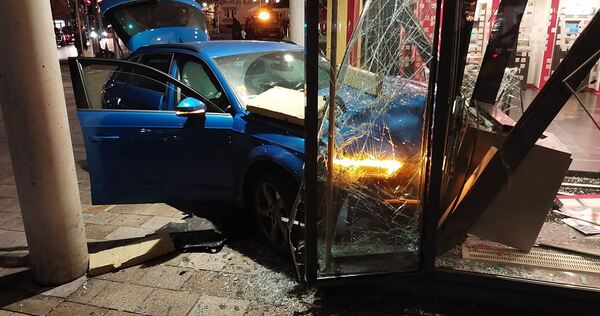 Auto durchbricht Scheibe einer Bankfiliale