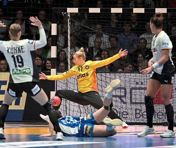 Starker Rückhalt: Deutschlands Katharina Filter.