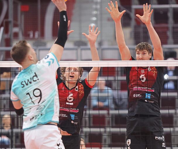 Nichts zu machen: Dürens Ryan Poole gegen Ludwigsburgs Ben-Simon Bonin (Mitte) und Jan Huber.