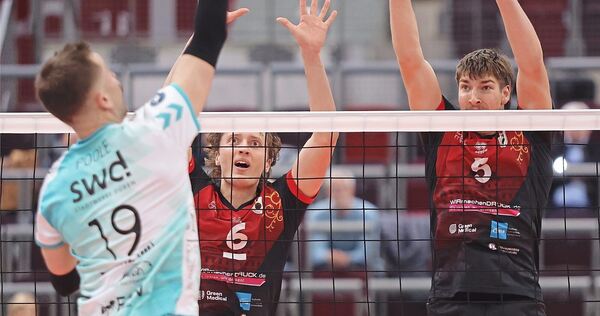 Nichts zu machen: Dürens Ryan Poole gegen Ludwigsburgs Ben-Simon Bonin (Mitte) und Jan Huber.