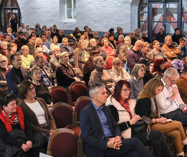 Die Einwohnerversammlung war gut besucht. Auch Stadträte, Rathausmitarbeiter und Alt-Bürgermeister Steffen Bühler verfolgten die Veranstaltung.