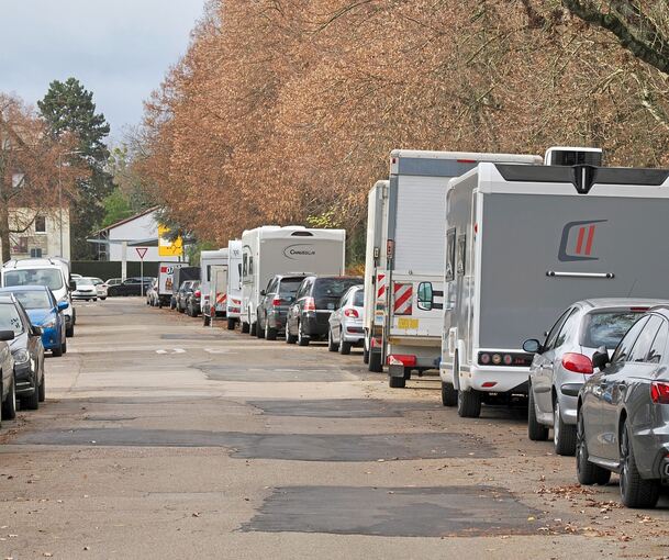 Etliche Blech-Ungetüme sind in der Königsberger Straße oberhalb der Schlittenwiese abgestellt – sehr zum Verdruss der Anwohner.