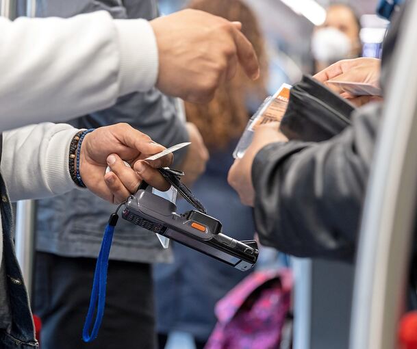 Der Unbekannte kann bei der Kontrolle kein Ticket vorzeigen.