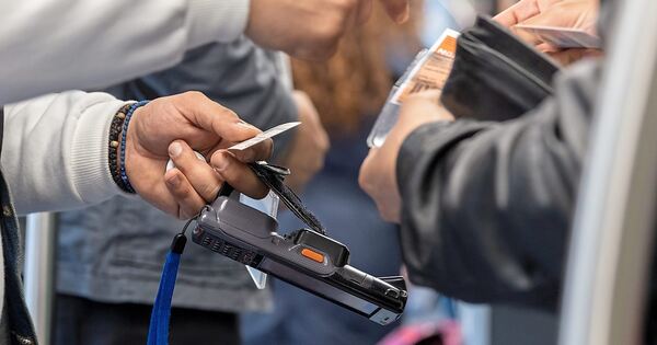 Schwarzfahrer-schl-gt-Kontrolleur-in-der-S5