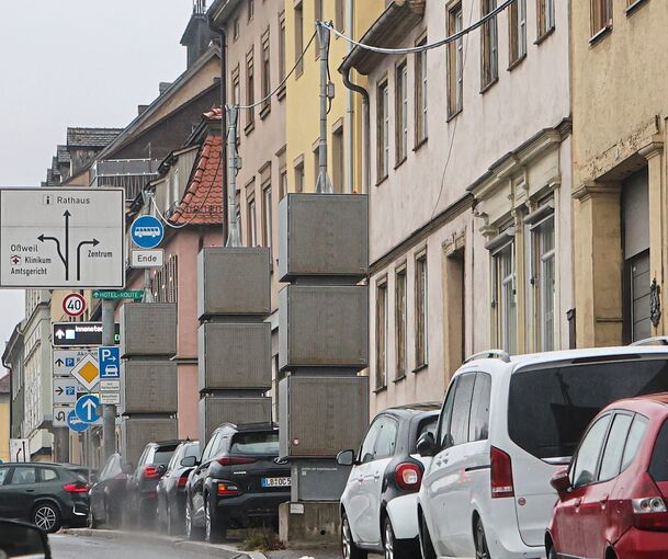 Luftfilter: 15 dieser Säulen stehen seit 2020 entlang der Schlossstraße. Drei Jahre später wurden sie schon gedrosselt, seit einem Jahr sind sie aus.