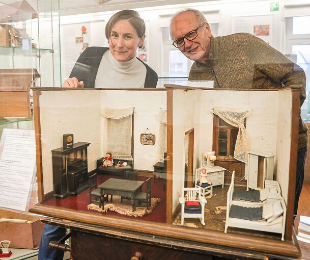 Christine Sturgess und ein Vertreter des Heimatvereins Münchingen laden auf eine Reise in die Vergangenheit ein.