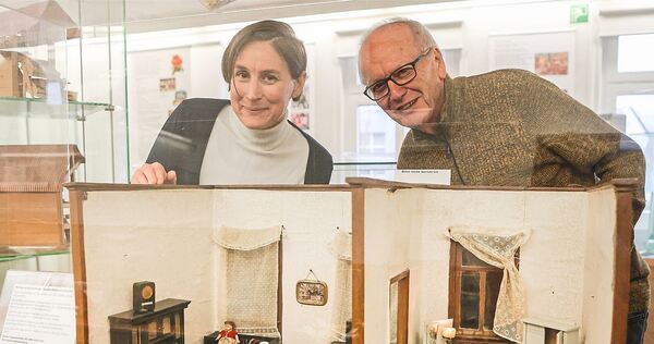 Christine Sturgess und ein Vertreter des Heimatvereins Münchingen laden auf eine Reise in die Vergangenheit ein.