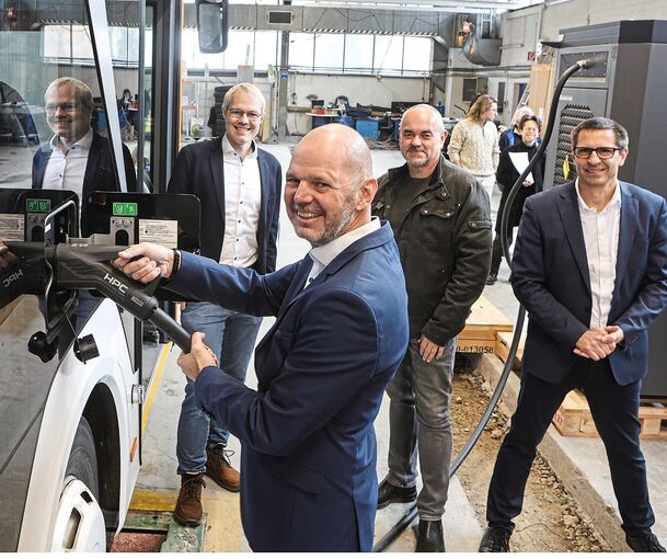 Freuen sich über die ersten Busse mit Elektroantrieb: VVS-Geschäftsführer Jan Neidhardt, OVR-Gesamtbetriebsleiter Axel Koffmane, Axel Meier vom Landratsamt und OVR-Geschäftsführer Mark Hogenmüller (von links).