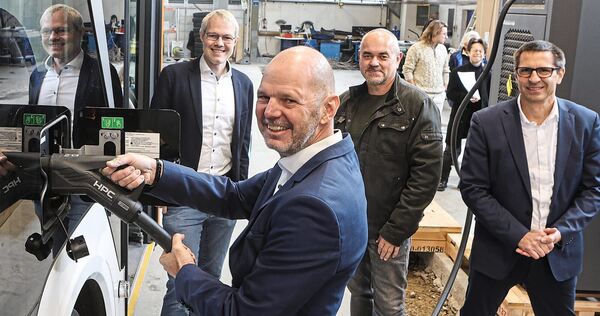 Freuen sich über die ersten Busse mit Elektroantrieb: VVS-Geschäftsführer Jan Neidhardt, OVR-Gesamtbetriebsleiter Axel Koffmane, Axel Meier vom Landratsamt und OVR-Geschäftsführer Mark Hogenmüller (von links).