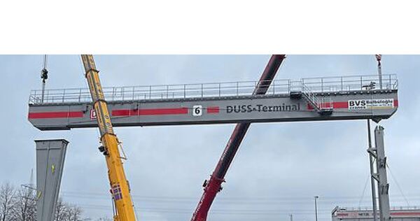 Montage des ersten, sogenannten Portalkrans auf dem Containerbahnhof Kornwestheim: Er kann Lasten bis zu 41 Tonnen heben.