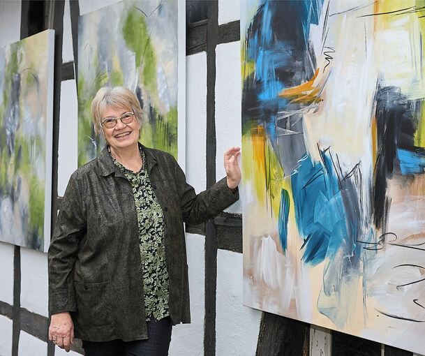 Selbstleuchtende Gegenwelten: Angelika Mollner in ihrem Atelier.