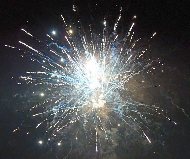 Blick auf eine explodierende Feuerwerksrakete am Himmel (Archivbild).