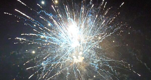 Blick auf eine explodierende Feuerwerksrakete am Himmel (Archivbild).