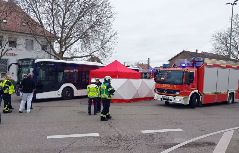 Fußgänger stirbt bei Unfall mit Linienbus