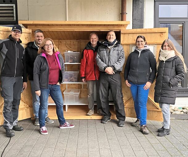 Das Team von Foodsharing Ludwigsburg vor dem erneuerten Freiberger Fairteiler. Er steht bei der katholischen Kirche in der Marienstraße.