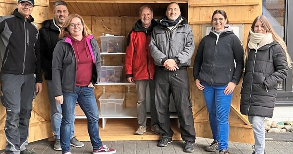 Das Team von Foodsharing Ludwigsburg vor dem erneuerten Freiberger Fairteiler. Er steht bei der katholischen Kirche in der Marienstraße.