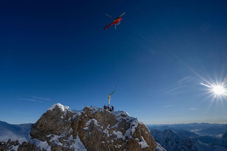 Rücktransport des Zugspitz-Gipfelkreuzes