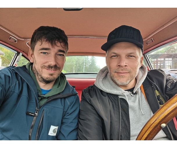 Ferry Weiss (links) und Sidney Hoffmann – hier in einem Ferarri GT Lusso – starten am Sonntag, 30. November, mit ihrer neuen Auto-Show auf Sport1: „PS Profis – Sidney‘s Autocheck und Ferry!“