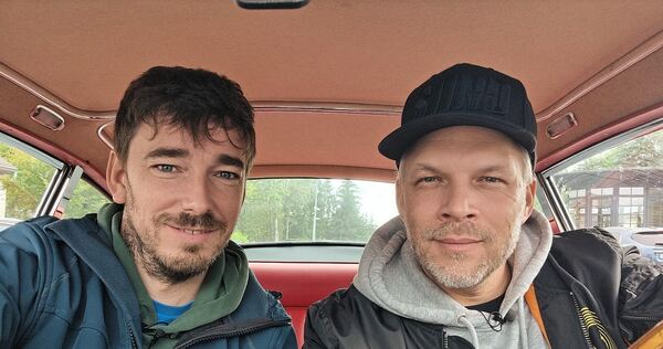 Ferry Weiss (links) und Sidney Hoffmann – hier in einem Ferarri GT Lusso – starten am Sonntag, 30. November, mit ihrer neuen Auto-Show auf Sport1: „PS Profis – Sidney‘s Autocheck und Ferry!“