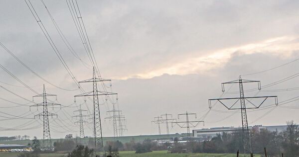 Auch bei Ottmarsheim wird gebaut: Die Leitungen rechts und in der Mitte kommen weg. Dafür errichtet TransnetBW eine neue Leitung - bei Ottmarsheim ungefähr dort, wo bisher die rechte Leitung steht.