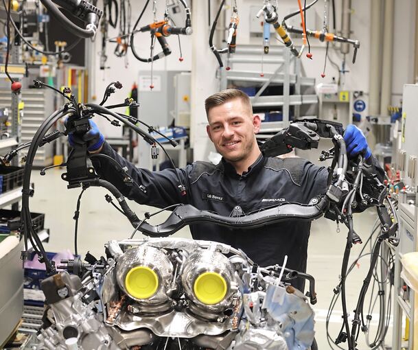 AMG-Monteur Luis Bensz mit dem Kabelsatz. Die Stecker kann er quasi im Schlaf stecken.