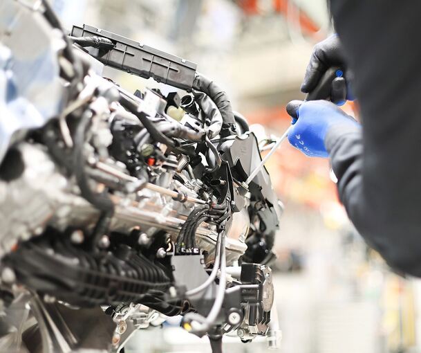 Manchmal kommt auch noch ein simpler Schraubenzieher zum Einsatz.