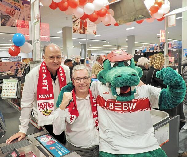Beim VfB hat Landrat Dietmar Allgaier (Mitte) derzeit mehr zu lachen. Anfang November kassiert er mit Hansi Müller und Maskottchen Fritzle bei Rewe in Kornwestheim für den guten Zweck.