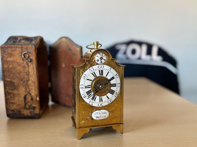 Zoll entdeckt Tischuhr aus dem 18. Jahrhundert