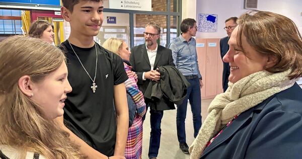 Nahbare Ministerin: Das Schülersprecher-Team Finja und Noah im Gespräch mit Theresa Schopper.