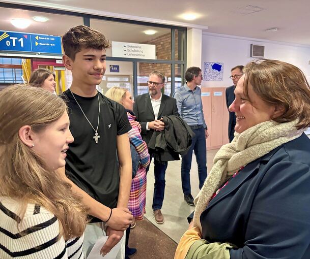 Nahbare Ministerin: Das Schülersprecher-Team Finja und Noah im Gespräch mit Theresa Schopper.